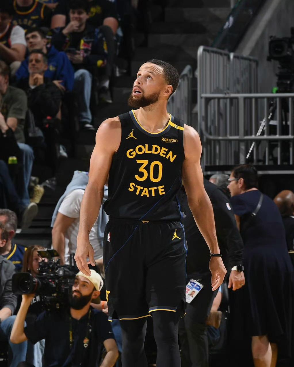 开云-库里重返赛场，爆冷首场状态出色，老鹰观众沸腾！